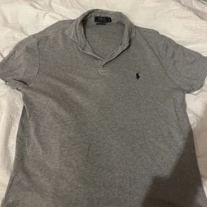 Ralph lauren pike - Säljer en Ralph lauren pike i väldigt mjukt material, kan användas som  pyjamas tröja. Storlek L men är rätt liten i storleken🙃