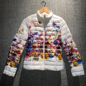 Jacka | Softy - En jättefin blommig vårjacka från Softy i storlek S. Den har b.la lite smink fläckar vid kragen som går bort i tvätten samt en annan fläck som jag visar på sista bilden! Skriv privat för mer info och bilder.