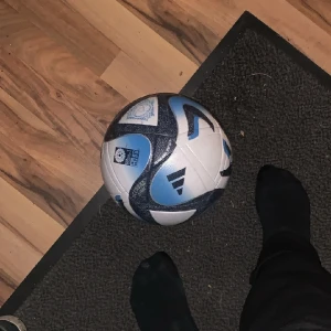 Säljer denna använder ej 1 - Den e ny skick lite gräs fläckar 