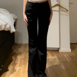 Kostym byxor - Säljer dessa svarta kostym byxor från zara då de är för långa på mig, är 166 cm lång och bär st xs. Har endast provat hemma.
