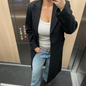 Svart kappa HM - Säljer nu min kappa från HM då jag inte använder tillräckligt! Storlek 40 men passar mig som är S-M 💕 köpt för 700kr säljer för 400kr