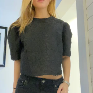 Topp - Snygg topp med puffärmar från Lindex!!! Perfekt croppad och passar perfekt nu till julafton 🥰🥰