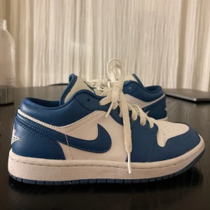 Jordan 1 low marina blue - Hej! tänkte sälja av mina jordans då det inte riktigt va min stil. Färgen är ”marina blue” och går inte att köpa i butik utan endast på resell sidor. Sulan är i nyskick och skon för övrigt är utan skav eller märken🥰kvitto från nike finns!