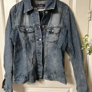 Vintage jeansjacka stl. M. Lätt insydd för att ge form. 