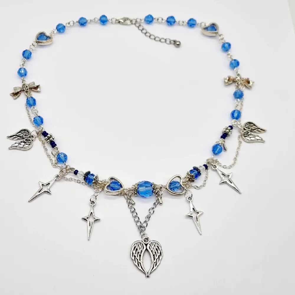 Handgjort halsband och exklusiv design🖤 💎Material-Swarovski kristal och zinklegeringar och glas.Längd: 40cm + 3cm, priset-190kr. Accessoarer.