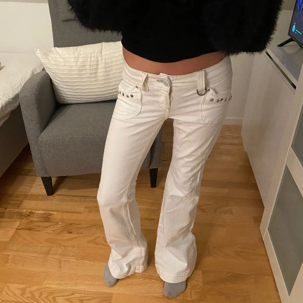 Jättecoola vita jeans med detaljer på fickorna!! Pris kan diskuteras! Fråga för fler bilder och mått på jeansen. Jeans & Byxor.