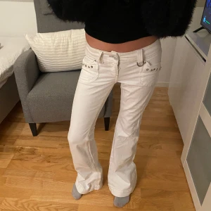 Vita lågmidjade jeans!! - Jättecoola vita jeans med detaljer på fickorna!! Pris kan diskuteras! Fråga för fler bilder och mått på jeansen
