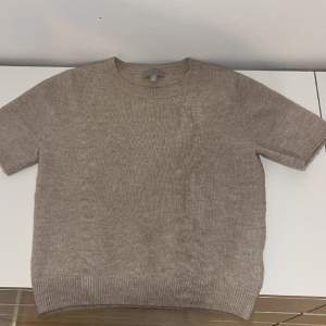 Sticakd beige t-shirt från hm i S. Köpt för någon månad sen. 