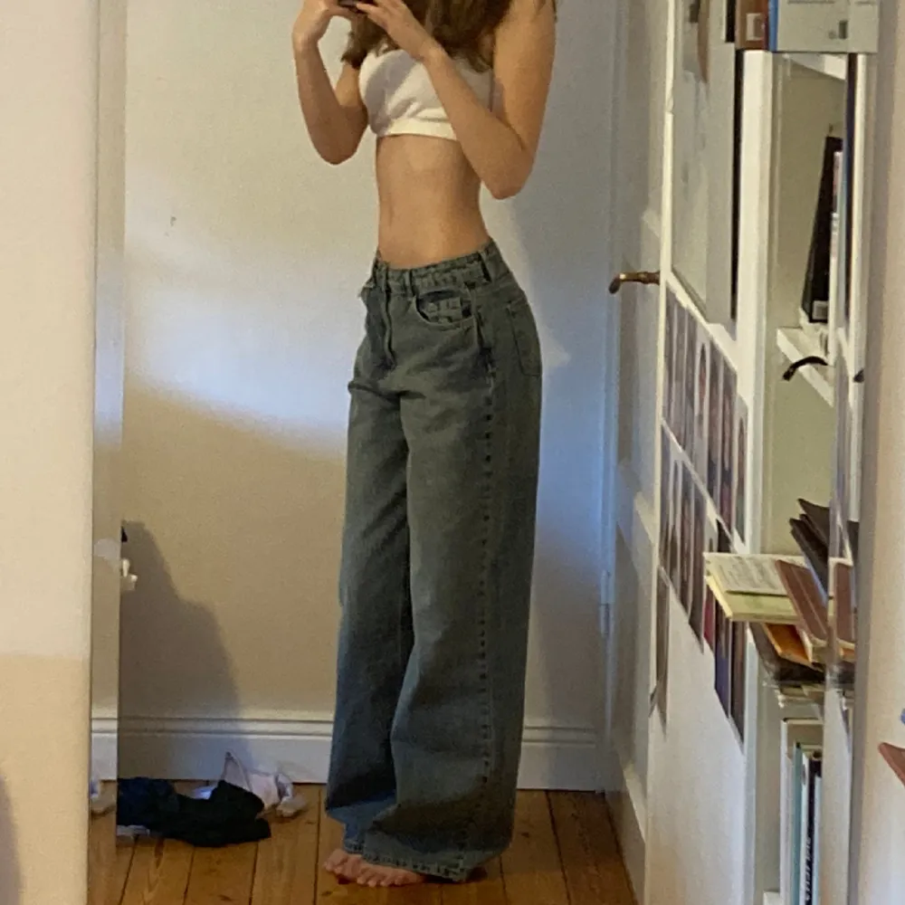 Fina baggy pants från Stradivarius i nyskick som sitter väldigt lowwaist. Ganska långa. Priset går att diskutera . Jeans & Byxor.