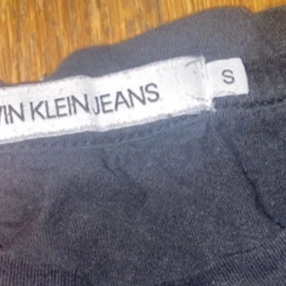 En väl använd t shirt från calvin klein jeans i storlek S säljer pga den inte passar mig negativt: texten spruckit lite men de syns inte så mycket. T-shirts.