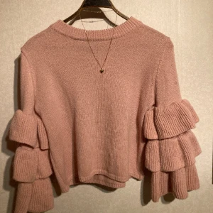 Stickad tröja - Stickad ströja med vida ärmar! Supermysig och varm nu på vintern! Den är hemmastickad och saknar prislapp, men borde vara strl M/L