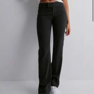 Kostymbyxor Nelly  - Säljer vidare dessa jättefina kostymbyxor från Nelly då de var lite för stora för mig❣️