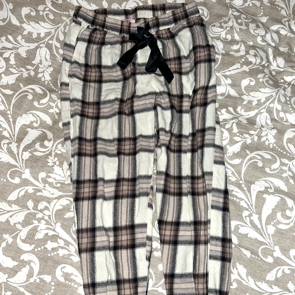 Säljer nu mina fina hunkermöller pjamas byxor! Jätte fina men tyvärr för små för mig köpt i fel storleken går ej att byta🌸Säljer för 300kr. Jeans & Byxor.