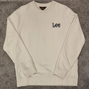 Lee Tröja - Lee tröja. Nästintill nyskick. Liten i storleken. Liten L, Stor M.