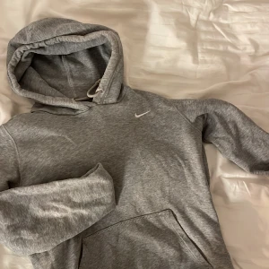 Nike hoodie - Mysig hoddie från märket Nike. Inga skador, nyskick❤️ Säljer pågrund av att jag köpte den i fel stl