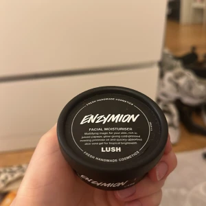 Lush - Enzymion facial moisturiser från lush