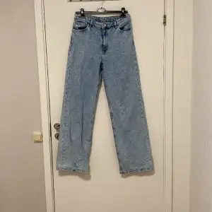 Jättefina Monki Jeans med storleken 38 men dem är lite overzised på mig skulle säga att den passar också storlek 40. Det är baggyjeans i färgen ljusblå. 💕