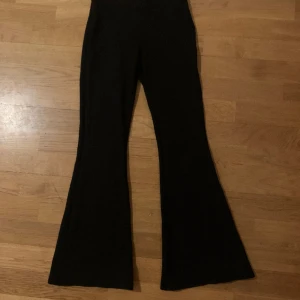 flare tights  - Fina byxor från Gina tricot, fint skick ‼️ lämna gärna prisförslag 💗Säljes pga för små 