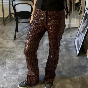 Glitterbyxor zara - Säljer dessa as snygga röda/svarta glitterbyxor från zara som inte finns att köpa längre, då de tyvärr inte har kommit till användning. Perfekta till jul eller nyår!! (Lånade bilder)