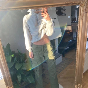 Cargopants - Fina lågmidjade cargopants i strl 40, kan räkan på en hand hur många gånger jag använt dom så väldigt fint skick! Jag är 178 cm lång, hör av dig om du vill ha fler bilder💕