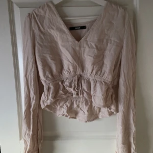 Beige Blus - Erbjuder denna fina blus för endast 80kr💕💕!  Endast använd 2-3 gånger innan den glömdes bort i garderoben och blev för liten!! Den är i storlek small!