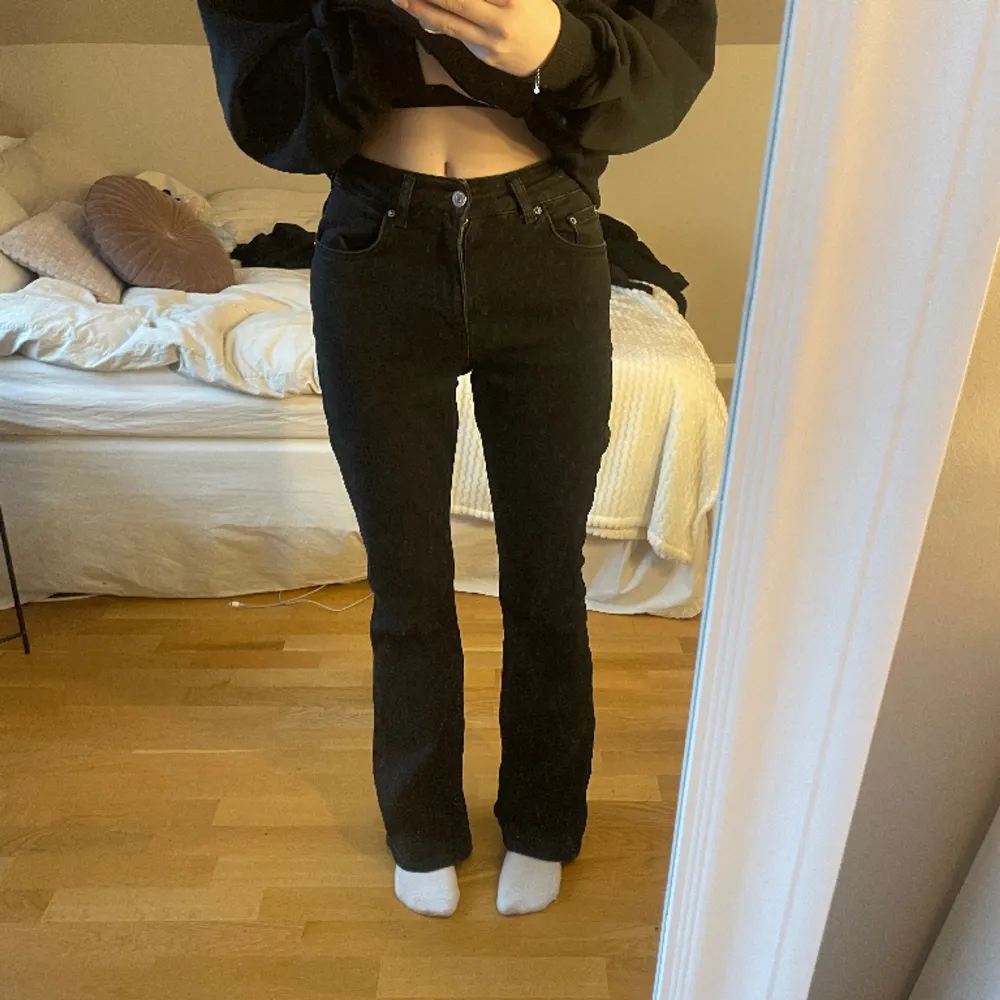 Svarta jeans jag är 1,70cm lång och dom är i bra skick aldrig använt men tycker dom är för stora . Jeans & Byxor.