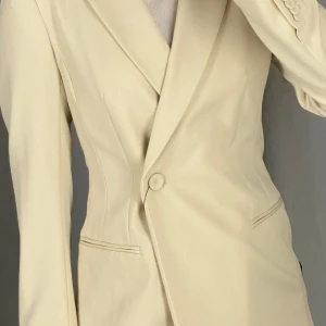 Beige kavaj  - Aldrig använd, kavajen har insydd midja och framhäver axlar. Superfin men tyvärr inte kommit till användning 