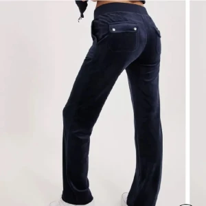 Mörkblå Juicy Couture - Säljer mina fina mörkblå juicy couture byxor i färgen night sky! Köpta för 1100kr. Säljer för att jag inte använder längre❤️