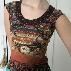 Kortärmad blus  - Cool kortärmad blus med många detaljer i form av stenar, paljetter och kristaller. Fint skick, storlek 40 men passar som S-L då materialet är stretchigt. 