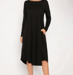 Svart klänning  - Lång svart klänning, passar S/M. Aldrig använd så i ny skick!