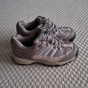 Adidas skor med Gore-tex - Adidas skor med Gore-tex. Använda en gång.