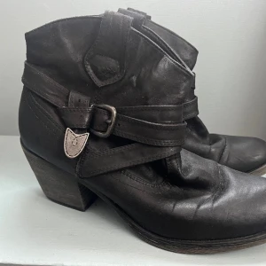 Boots  - Ankel boots från Rocket Dog i svart skinn med snygga detaljer. Rund tåstil.  Nypris 995:- Använd 3-4 ggr. 