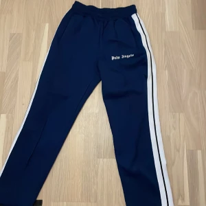 Palm angels  - Byxor från Palm angels Jättebra skick knappt använda  Säljer pga kommer inte till användning 