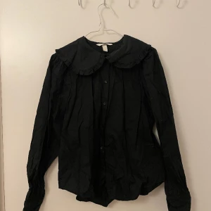 Svart skjorta - Svart skjorta från H&M med fin krage