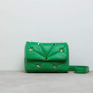 Grön väska med nitar från zara, liknar Valentino💚💚💚