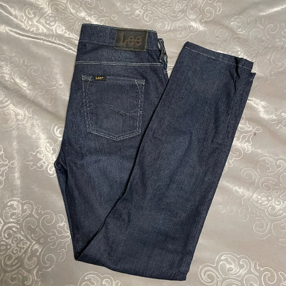 Raka jeans från Lee i superbra skick!  35cm midja  ytterbenslängd:99cm är 167cm, de passar perfekt i längden . Jeans & Byxor.
