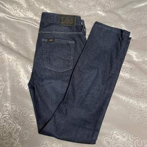 Raka jeans från Lee i superbra skick!  35cm midja  ytterbenslängd:99cm är 167cm, de passar perfekt i längden 