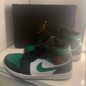Jordan 1 mid - Lånade bilder den hon jag köpte de ifrån här på Plick! Köpte för 2100kr mitt pris är 1800kr. Knappt använda, skickar mer bilder om det önskas🩷