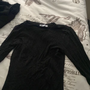 Långärmad tröja  - Från zara inte använd pga har för stora armar😭😭 köpt second hand 