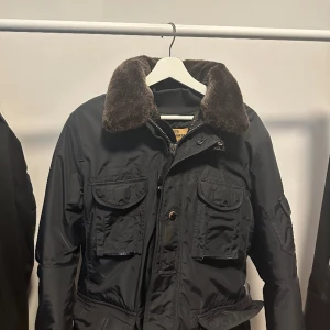 Parajumper sällsynt - Äkta Vinterjacka som kan också bli vårjacka. Storlek S kan också passa M. Helt ny Använd 1 gång endast