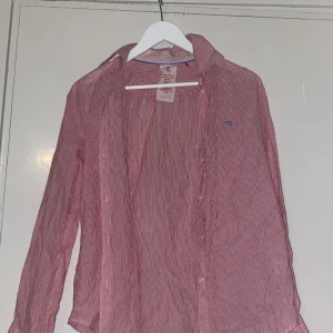 Esprit skjorta - Säljer pågrund av att jag har rensat i min garderob. Bra kvalitet. Rökfritt hushåll men hund och katt finns i huset<3 Skriv innan du köper gärna. Skickar med nått litet extra😉