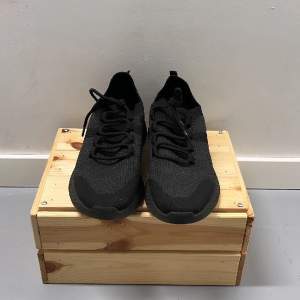 Helt nya svarta sneakers från Pull & Bear.