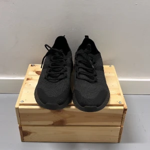 Nya sneakers - Helt nya svarta sneakers från Pull & Bear.