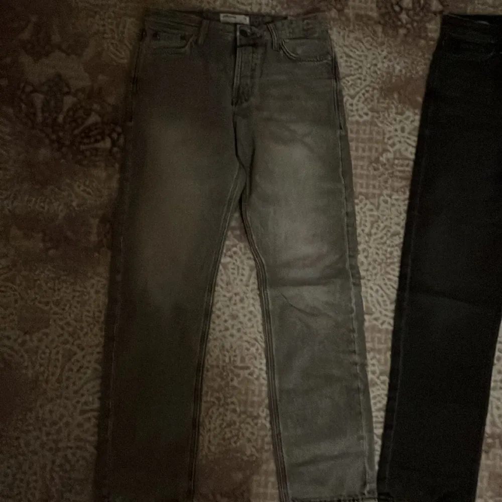 2 regular jeans från Jack Jones båda är i storleken 29/32 och dem är bara använda en gång. Båda kostar 550 kr. Jeans & Byxor.