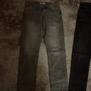 2 regular jeans från Jack Jones båda är i storleken 29/32 och dem är bara använda en gång. Båda kostar 550 kr