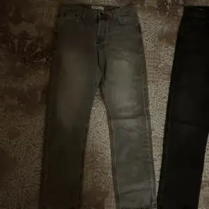 2 regular jeans från Jack Jones båda är i storleken 29/32 och dem är bara använda en gång. Båda kostar 550 kr