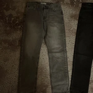 Regular jeans  - 2 regular jeans från Jack Jones båda är i storleken 29/32 och dem är bara använda en gång. Båda kostar 550 kr