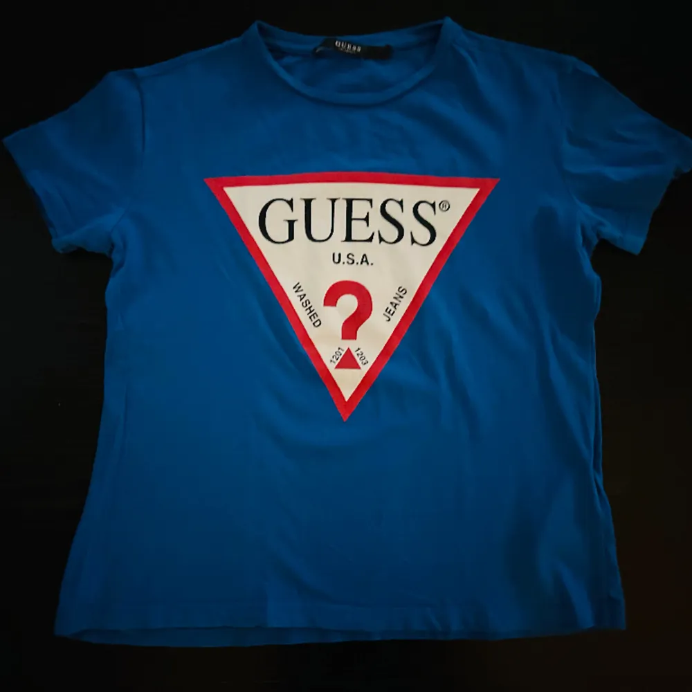 Snygg T-shirt från GUESS, cool blå färg, strl.XS. T-shirts.
