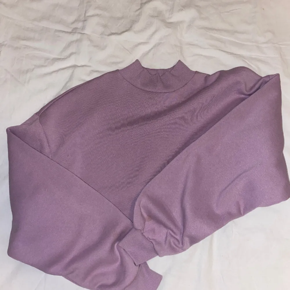 Säljer en lila croppad sweatshirt. Från H&M och i storlek S. Aldrig använd endast testad. OBS: köparen står för frakten. (Annonsen finns ute på fler sidor). Tröjor & Koftor.