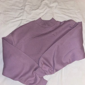 Croppad sweatshirt. - Säljer en lila croppad sweatshirt. Från H&M och i storlek S. Aldrig använd endast testad. OBS: köparen står för frakten. (Annonsen finns ute på fler sidor)